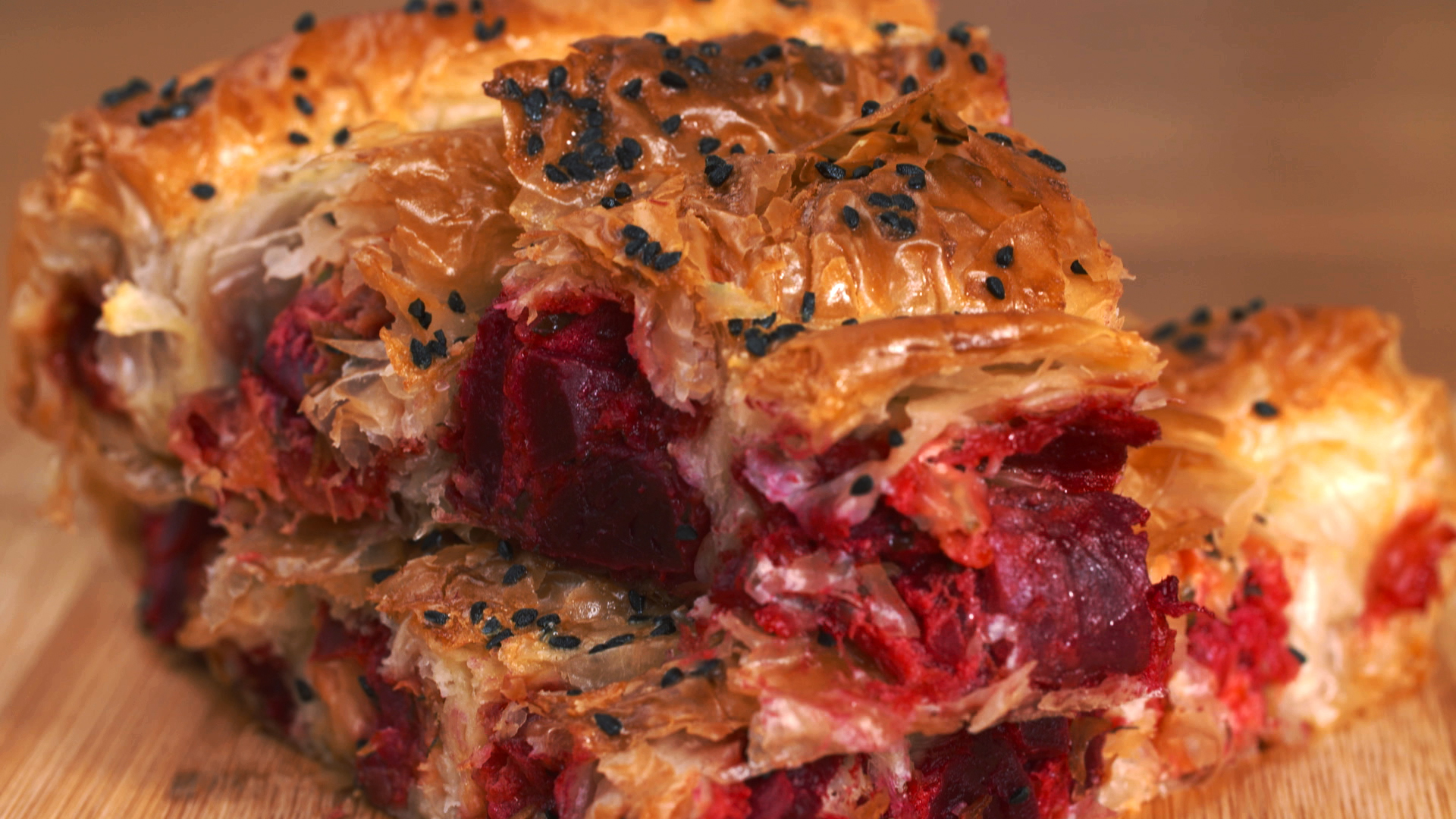 [:el]Στριφτάρια με παντζάρι και τυριά[:en]Twists with beetroot & cheese[:]