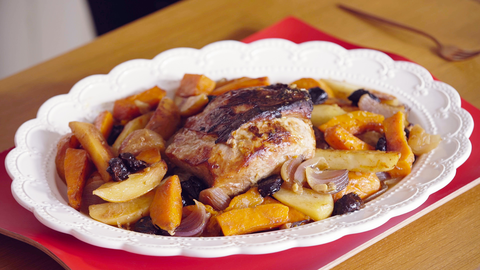 [:el]Χοιρινό μπούτι με χειμωνιάτικα λαχανικά[:en]Pork leg with winter vegetables[:]