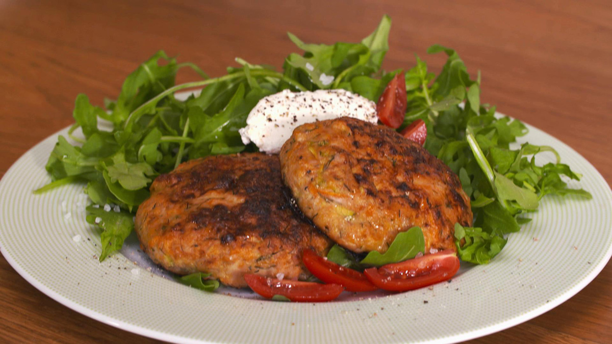 [:el]Μπιφτέκια γαλοπούλας αφράτα[:en]Plump and juicy turkey burger[:]