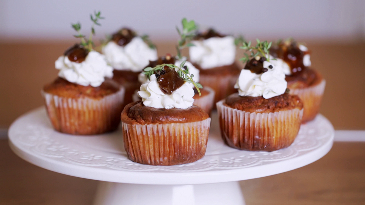 [:el]Αλμυρά μάφινς με καραμελωμένα κρεμμύδια[:en]Muffins with caramelized onions[:]