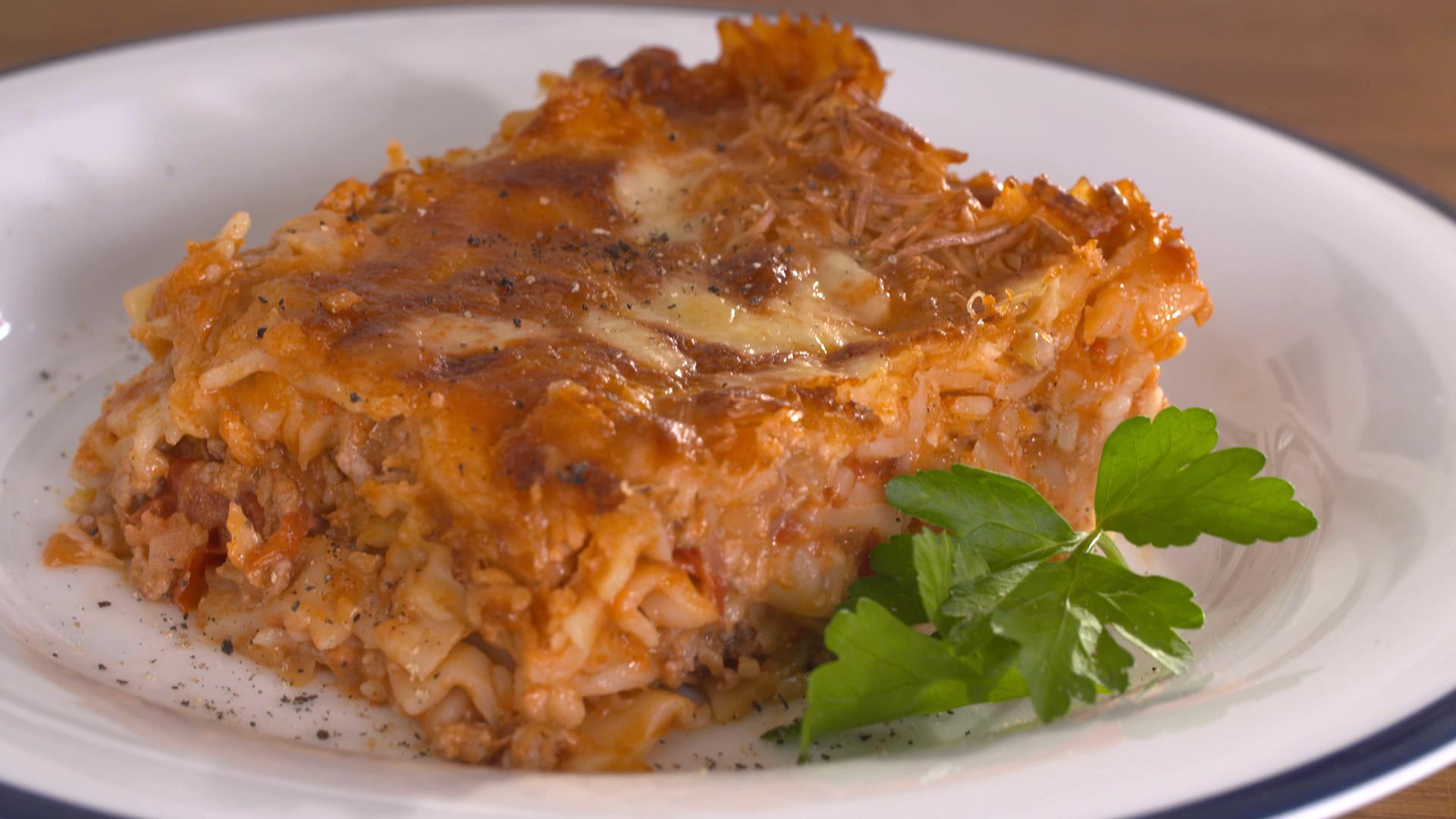 [:el]Μακαρόνια φιογκάκια με πρασοκιμά στη φόρμα[:en]Bow tie pasta with leek & mince in cake pan[:]