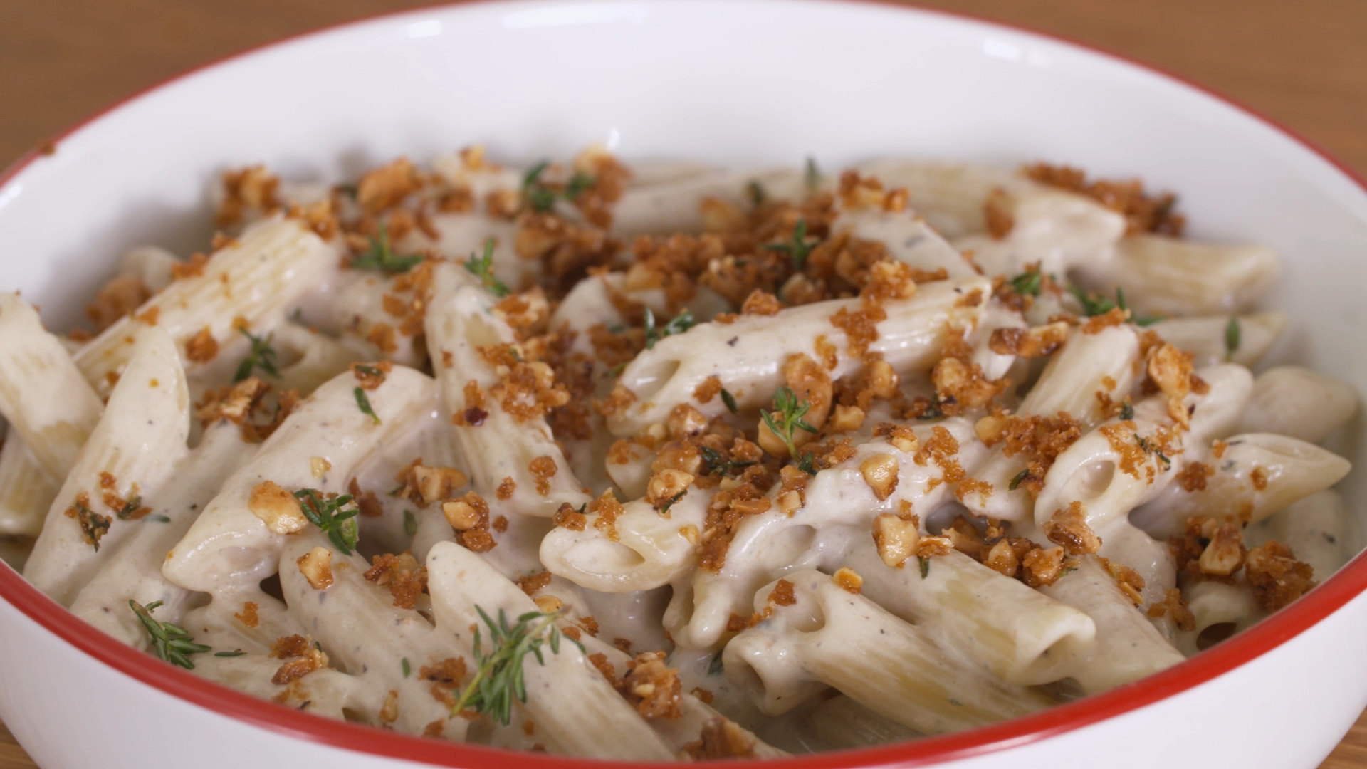 [:el]Πένες με καραμελωμένα κρεμμύδια, crumble ψωμιού & μπλε τυρί Δανίας[:en]Penne with caramelized onions, crumbled bread & Danish blue cheese[:]