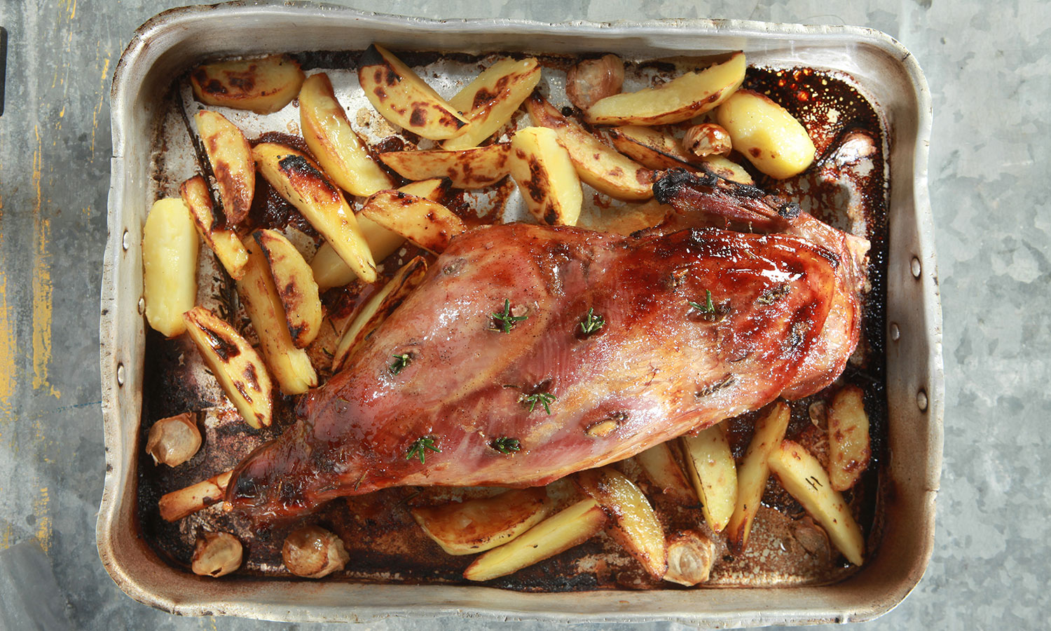 [:el]Αρνάκι στο φούρνο με σάλτσα μουστάρδας, σκόρδο και δεντρολίβανο[:en]Lamb in the oven with mustard – garlic sauce and rosemary[:]