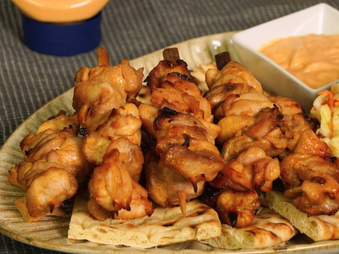 Σουβλάκια κοτόπουλου με λαχανοσαλάτα και Κετσαπομαγιονέζα